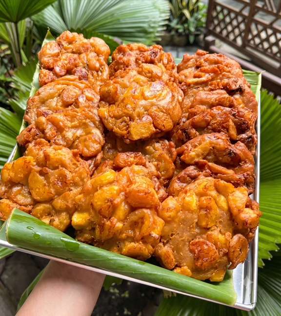 Honey Fried Banana Madam Ang berwarna karamel di atas daun pisang