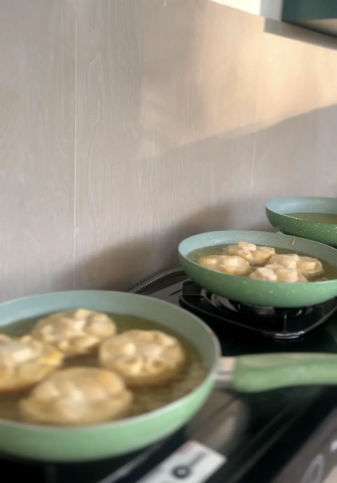 Honey Fried Banana Madam Ang digoreng segar dalam batch kecil